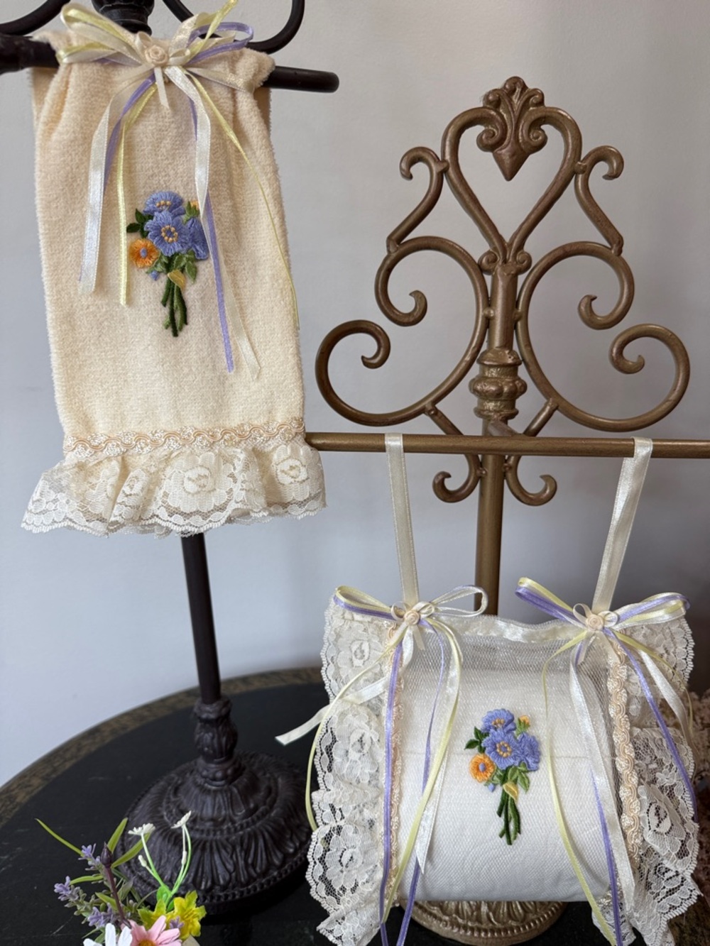 💐 Cream Lace Toilet Paper Holder and Hand Towel Set With Floral Bouquet 💐
